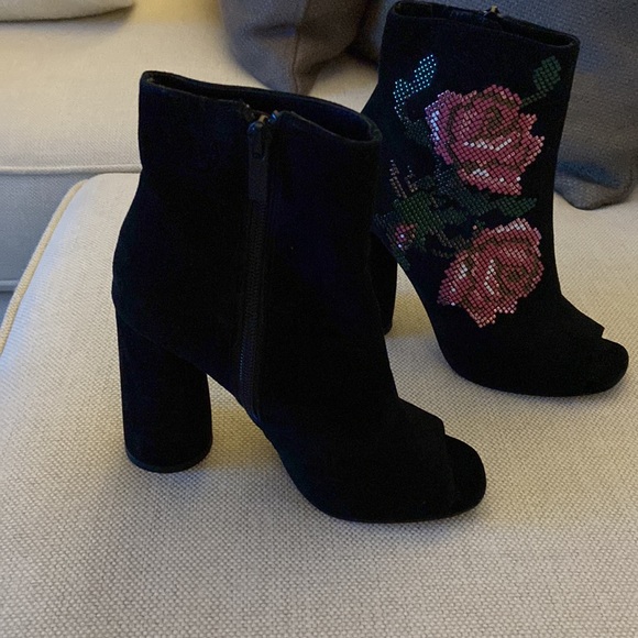 Stunning Donald Pliner suede boots with embroidered flowers - Picture 2 of 5
